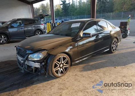 2013 Mercedes-Benz C 250 Sport z USA, uszkodzony, nr VIN WDDGF4HB4DR262945